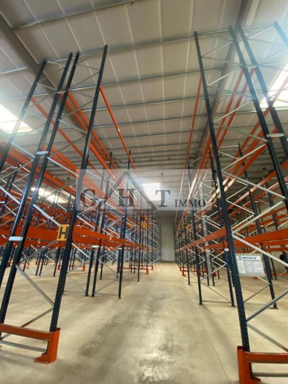   ENTREPOT 2800 M² + TERRAIN 6000 M² A VENDRE A VAUX LE PENIL 