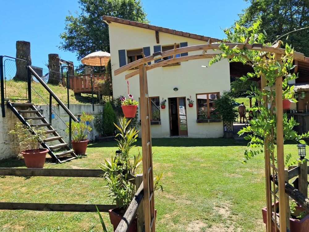 Beau camping avec maison d'habitation et 7.8ha de terrain