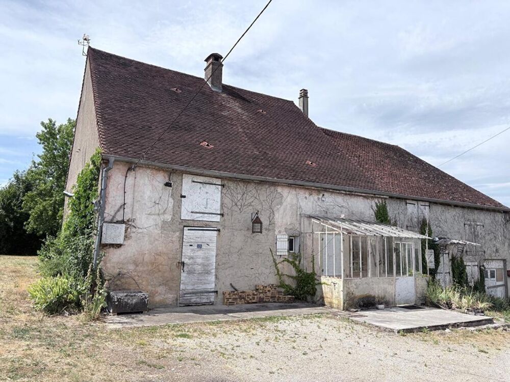 Ancien corps de ferme à fort potentiel avec dépendances