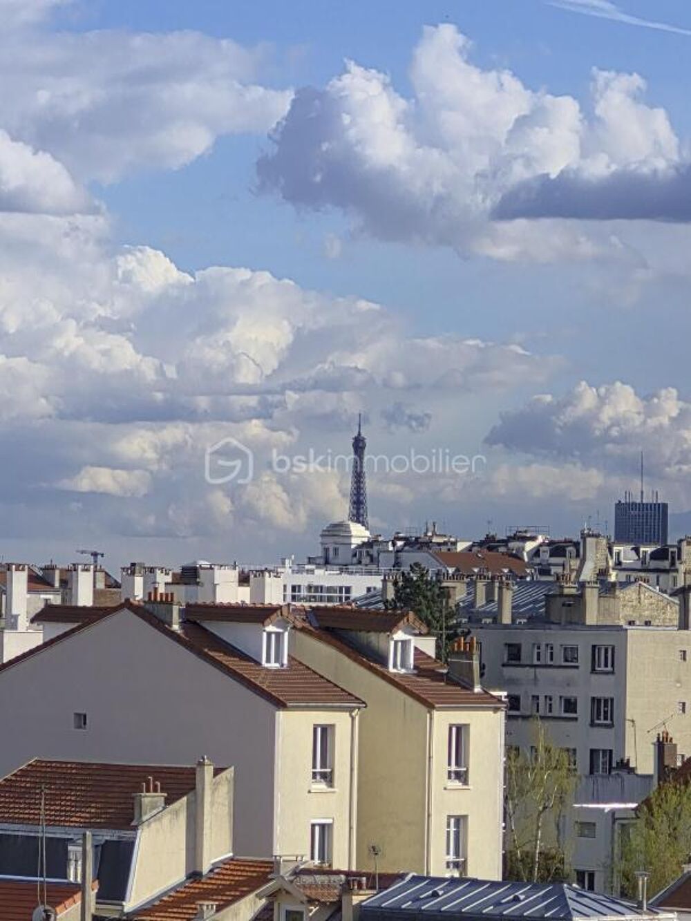 DERNIER ETAGE AVEC BALCON ET VUE SPECTACULAIRE SUR PARIS ET LA DEFENSE