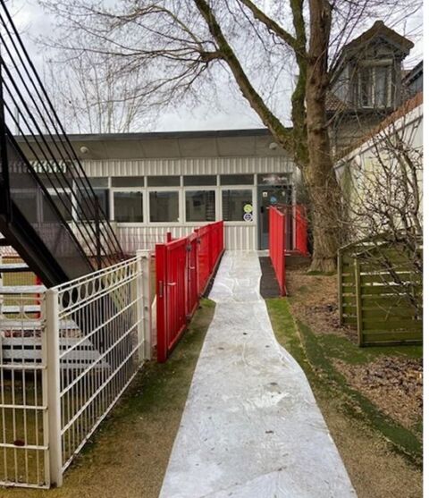   Au pied de la gare de Versailles Rive Droite, 112 m  louer  en fond de cour avec jardin 
