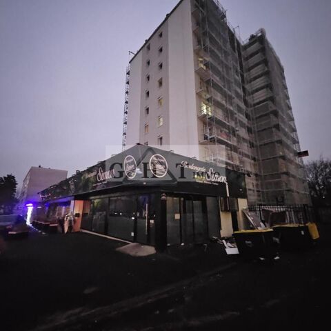 BOUTIQUE D ANGLE DE 405 M² BAIL TOUT COMMERCE 5250 94500 Champigny sur marne