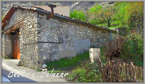   A Marcoux,  5mn de Digne-les-Bains, Grange en pierre d'environ 95m2 avec terrain dans les Alpes-de-Haute-Provence 