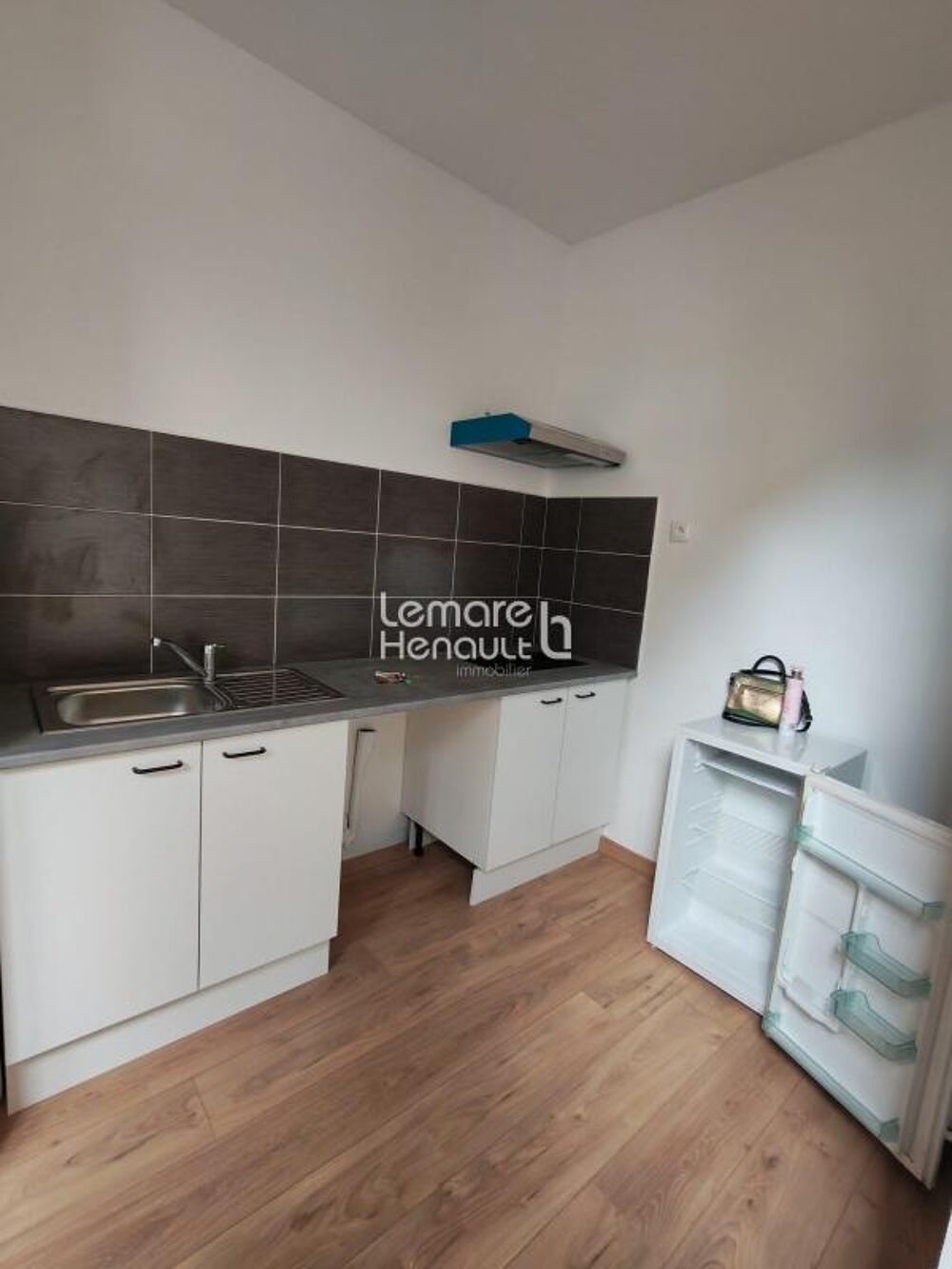 Prox. Lycée Rotrou, Studio 24.34 m² en rdc  cuisine equipée