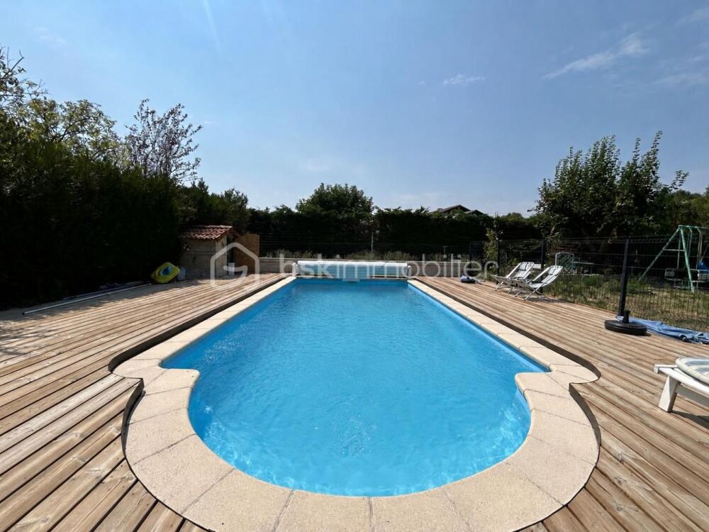 Propriété familiale de 211 m² avec piscine et espace indépendant
