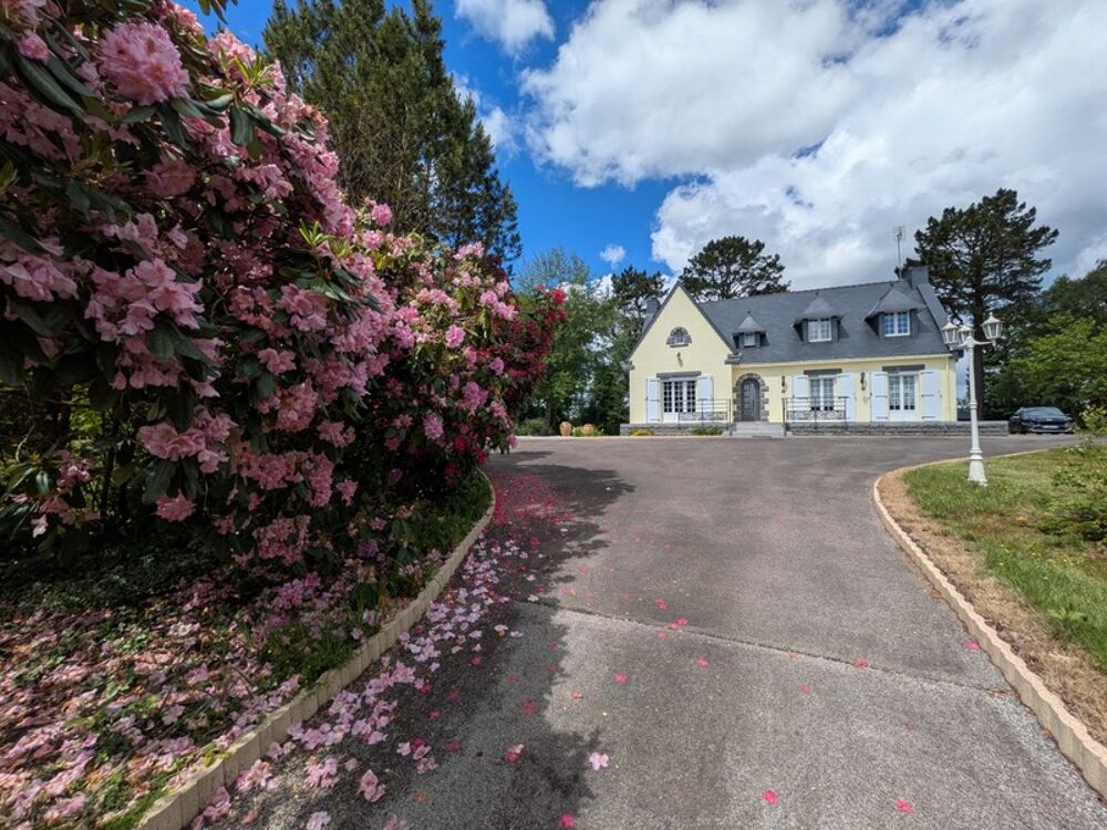 PRIZIAC PROPRIÉTÉ COMPOSÉE D'UNE MAISON DE TYPE NÉO BRETONNE DE 8 PIECES EN TRES BON ETAT GENERAL GRANDE DÉPENDANCES PARCELLE DE