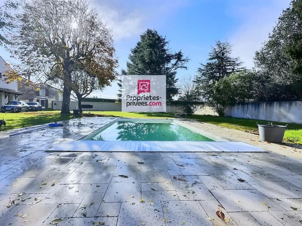 DEPT 33 - IZON - Maison 6 pièces 177 m2 avec jardin paysagé 1498m2 et piscine chauffée