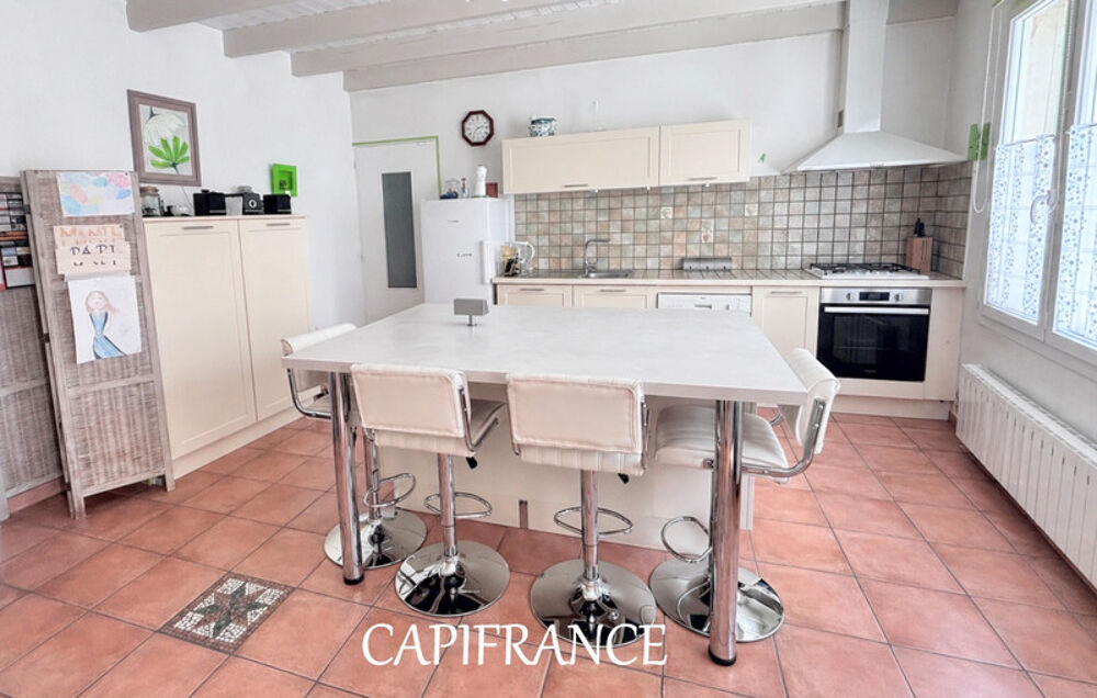 Maison Familiale 6 pièces - 5 chambres - 234 m² habitables - garages et jardin clos à PORT D'ENVAUX (17)