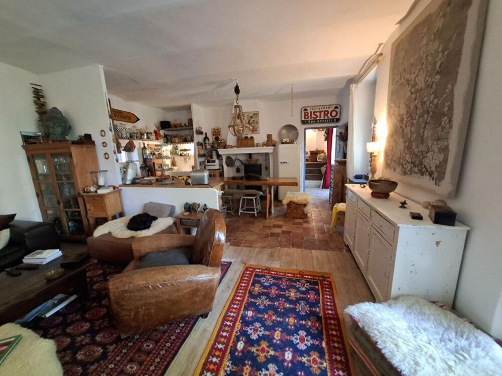 Charme, authenticité et potentiel pour cette belle maison de 90 m² + 50 m² de remise sur un terrain 690 m² constructible dans sa