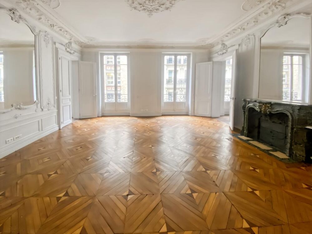   Bureaux avec belle hauteur sous plafond et balcon 