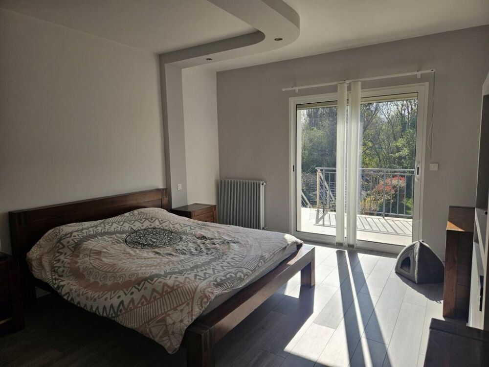 LE CENDRE  Maison familiale rénovée avec 5 chambres, garage de 98 m² et jardin intime
