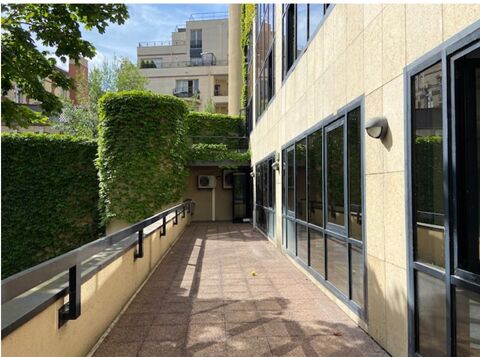 Au pied du m&eacute;tro Mairie d'Issy, ligne 12, 171 m&sup2; avec terrasse &agrave; louer 6156 92130 Issy les moulineaux