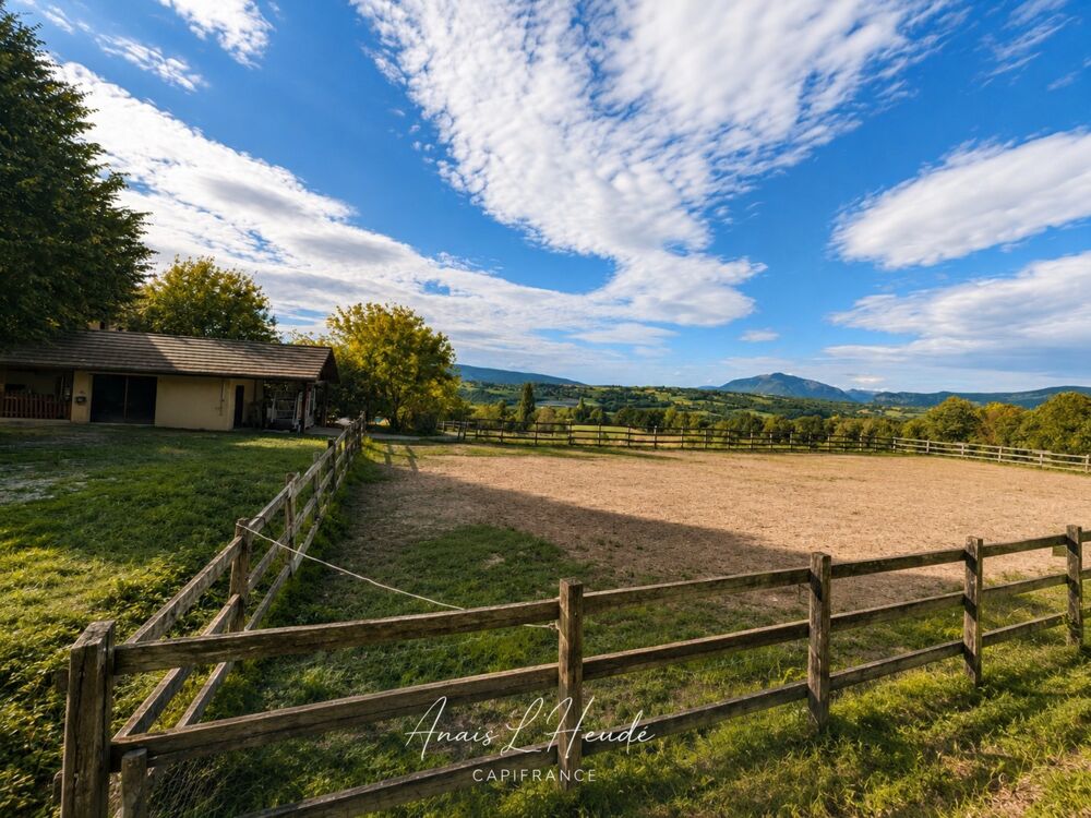 PROPRIÉTÉ DEXCEPTION  PRÈS DE 300 m²  2,7 HECTARES  INSTALLATIONS EQUESTRES - LOGEMENTS INDEPENDANTS