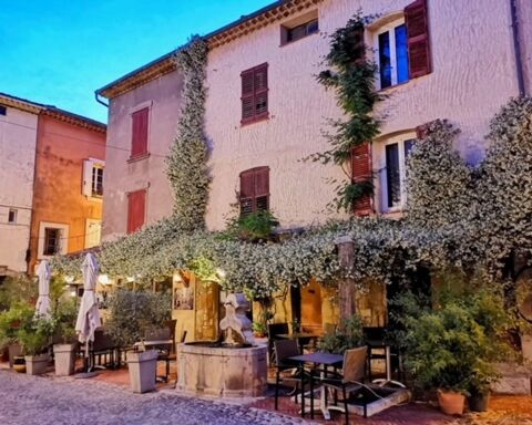 Dpt  (83), à vendre Restaurant Murs et Fonds de commerce au coeur d'un village du Var Pays de Fayence 599000 83440 Montauroux