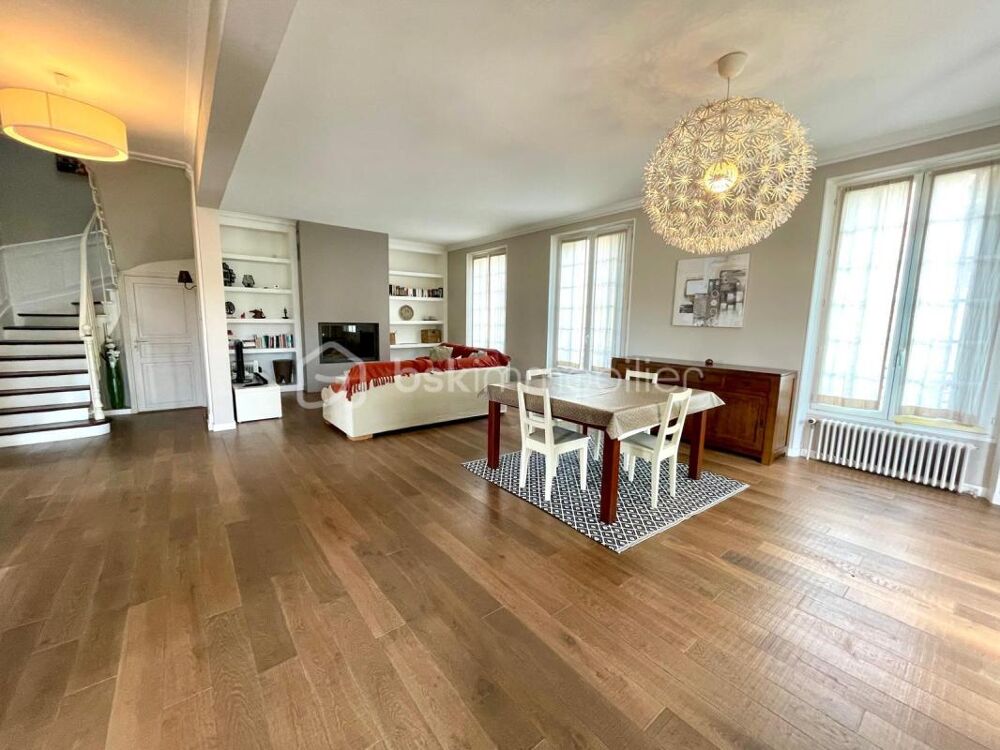 Charme et élégance à deux pas du centre-ville  Superbe meulière rénovée à La Ville-du-Bois