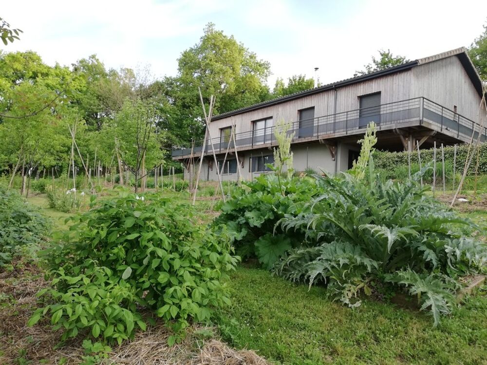 Sur les hauteurs de Vindelle, vue remarquable depuis ses grandes baies vitrées, maison en bardage bois avec de grandes pièces
