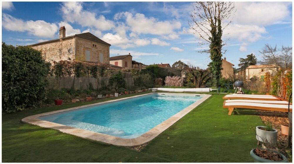 Maison de caractère avec piscine au coeur dune bastide du Périgord