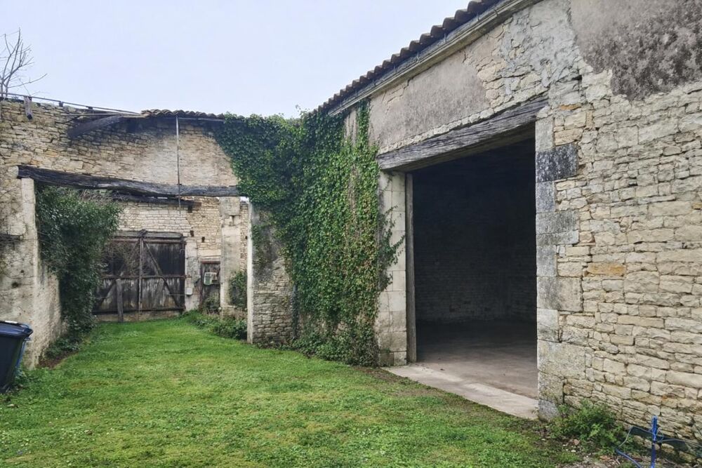 Ancienne fermette à rénover (2 maisons + grange) à 10 mn de COGNAC
