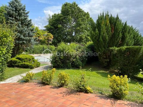   Havre de paix... maison avec vue sur les Pyr�n�es et piscine couverte Maison - 5 pi�ce(s) - 158 m�