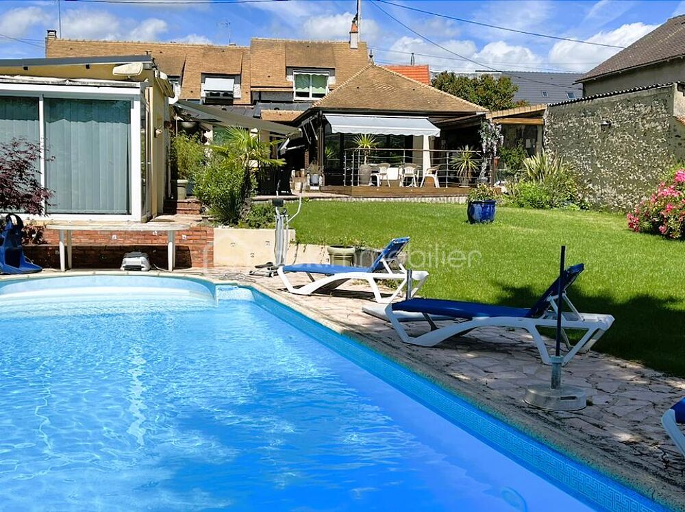 À 10 minutes de RAMBOUILLET, propriété de 220 m² habitable sur terrain de 940 m² avec une magnifique piscine de 5 M par 10 M