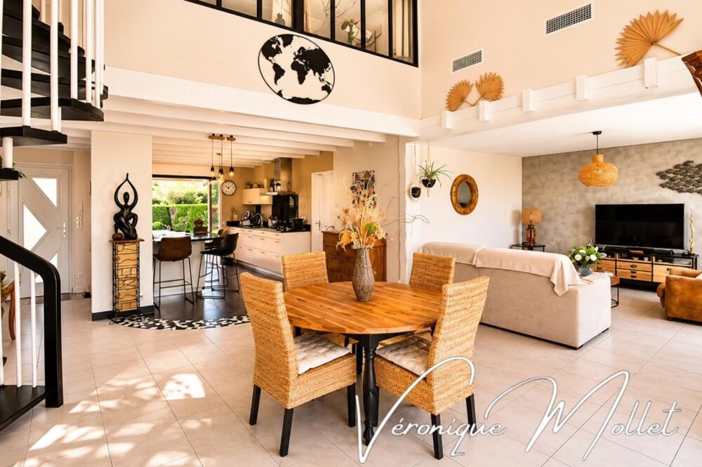 Vente Villa LIGNAN-DE-BORDEAUX – VILLA FAMILIALE, PISCINE, DÉPENDANCE AMÉNAGÉE ET PISTE CYCLABLE À 6 MIN À VÉLO Lignan de bordeaux