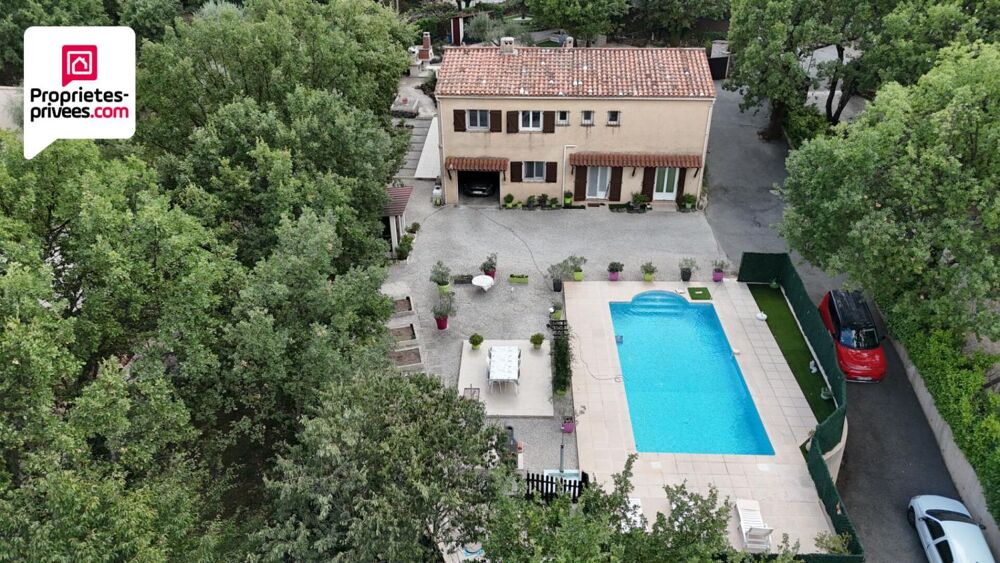 Villa d'environ 162 m2 composée de 2 appartements avec 2 GARAGES, PISCINE ET TERRAIN DE 2500 M2