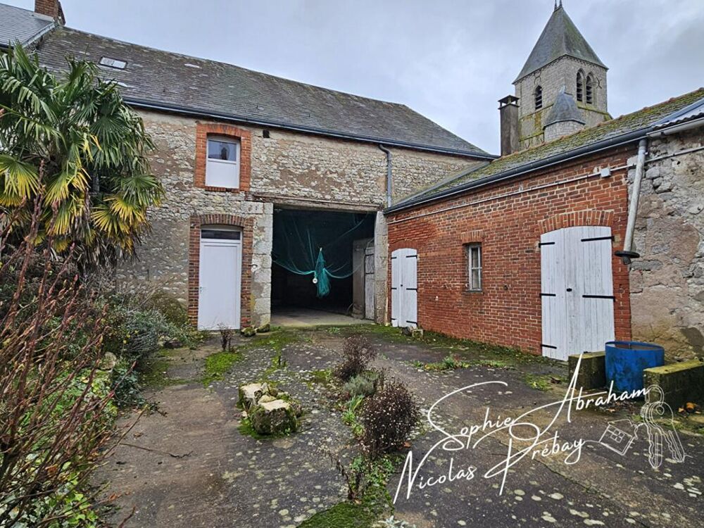 Maison de ville avec dépendances et fort potentiel en centre-ville de Toury