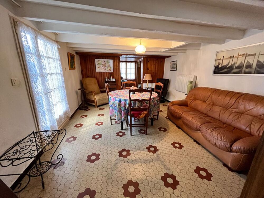 Maison atypique mitoyenne d'un côté, de 77 m2, 2 chambres, 180 m2 de terrain