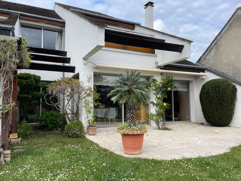 EXCLUSIF ! Maison d'Architecte de 4 chambres dont 2 avec balcons, et piscine