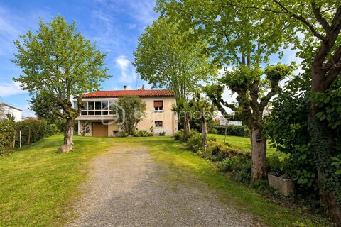   Maison familiale avec jardin verdoyant et charme à 5 minutes de Fontenay le Comte Maison - 5 pièce(s) - 97 m²