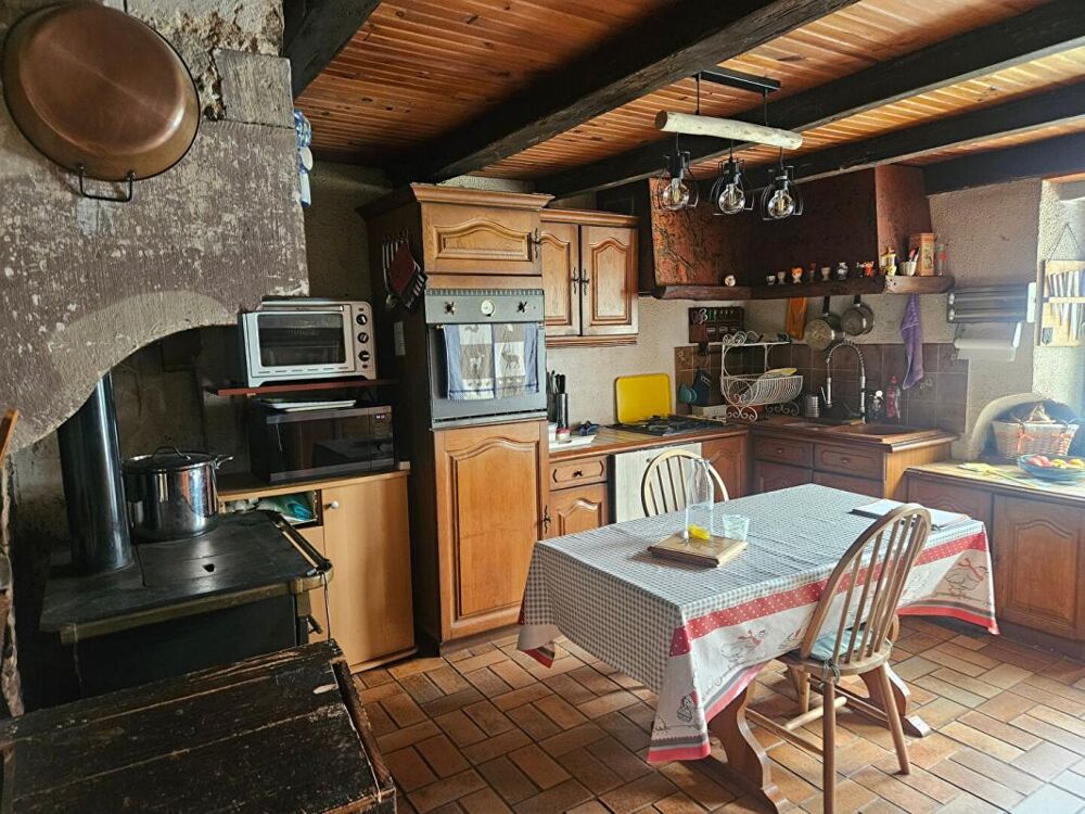 Maison de caractère en pierres, dépendances et terrain de 1,36 ha avec source
