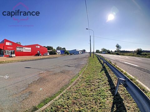  Dpt Sane et Loire (71),  vendre VITRY EN CHAROLLAIS Local commercial de 975m2 toitures et nombreux travaux suite sinistre grl 