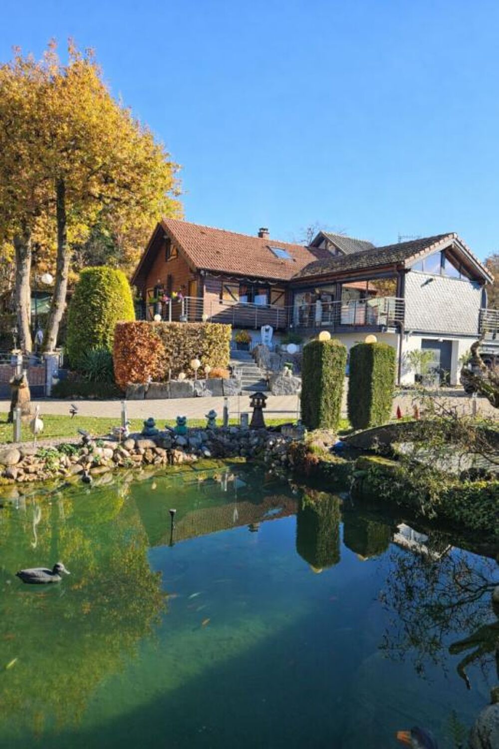 Propriété de loisirs avec piscine, jacuzzi, Sauna, plus de 3 400m2, 14 pièces 1 maison principale, 2 chalets, 1 mobil-home