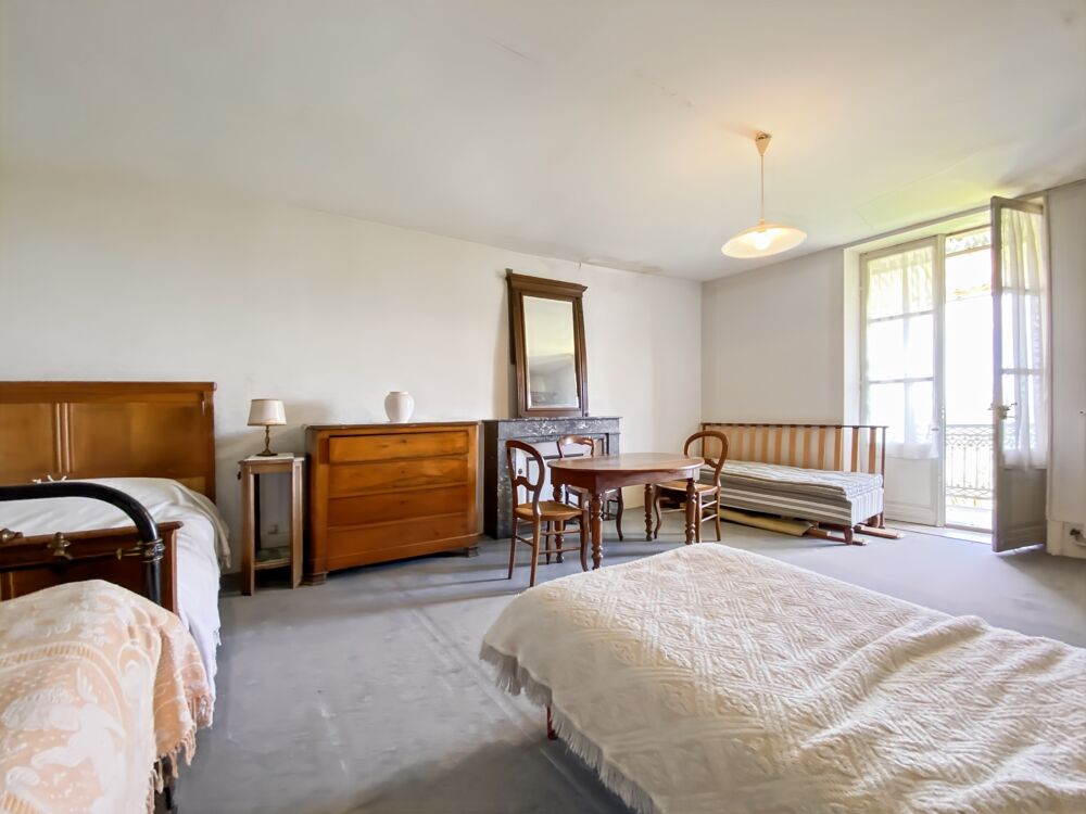 Maison de caractère Uchizy  200 m² habitables  Terrain de 6 565 m²