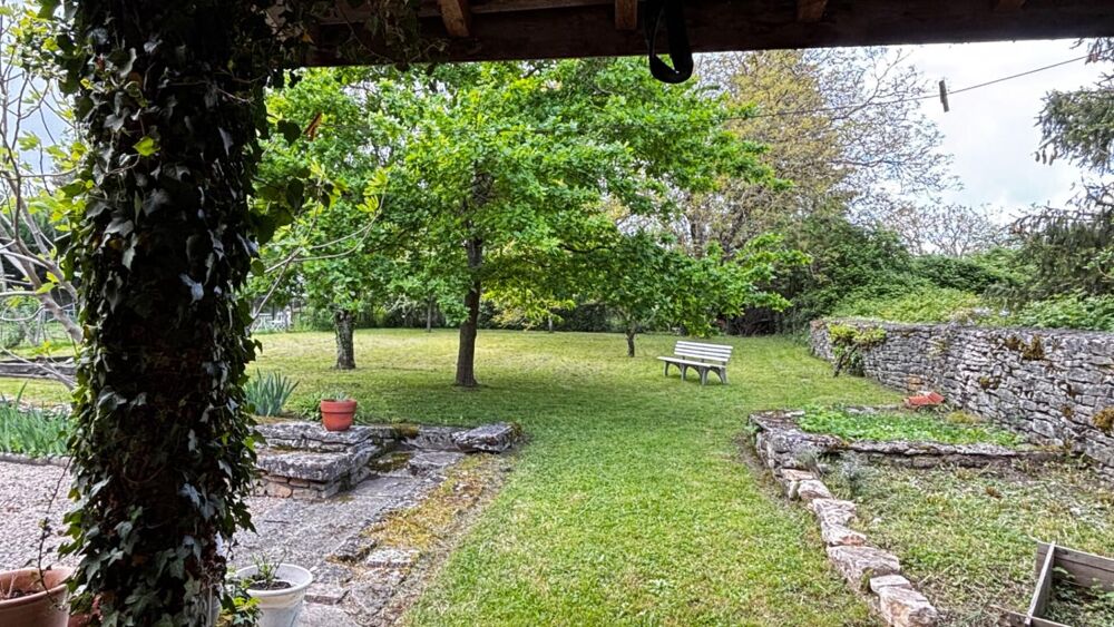 Maison en pierre, Uchizy, 152 m2 avec beau terrain arboré et dépendances