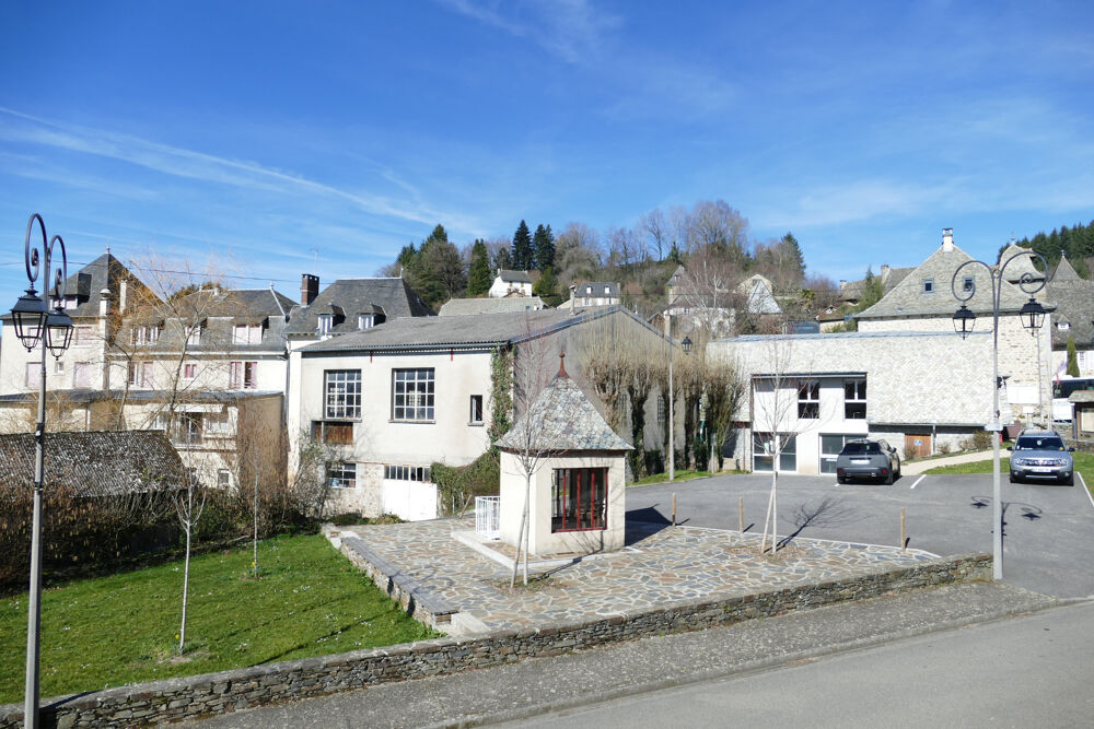 Maison en pierre avec petit jardin proche commerces et services (Puycapel-Calvinet, 15)