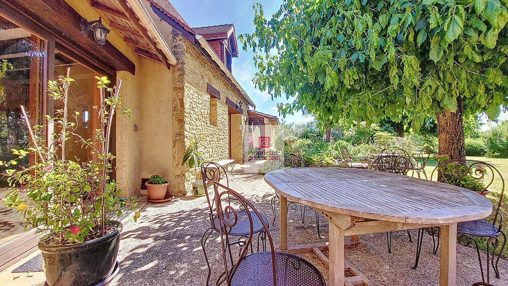 A Plazac, ensemble de maisons totalisant 257m2. 6 chambres. 6 salles d'eau. Carport fermé 40 m2. Jardin de 5000 m2 environ