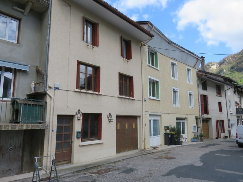 Maison à vendre 5 pièces de 148 m² à CHALEY (01) avec jardin de 436 m² en bordure de la rivière