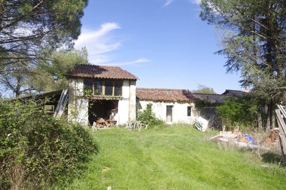 Maison en pierre à restaurer de 200 m², 8 pièces à aménager, terrain d'environ 3ha située au calme à vendre