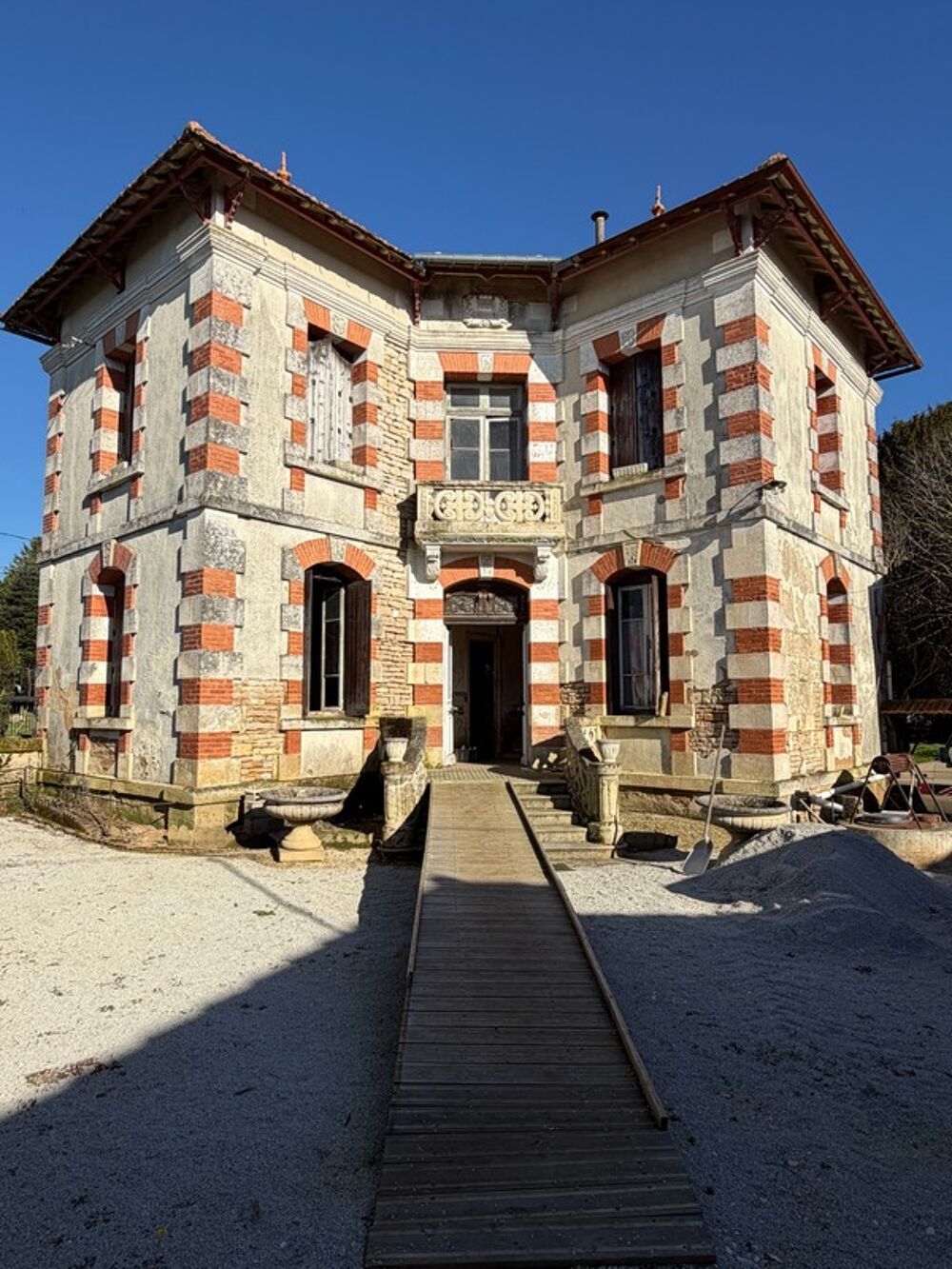 Maison 5 pièces 127 m² · à Agris · 127 m² · 105 000 €