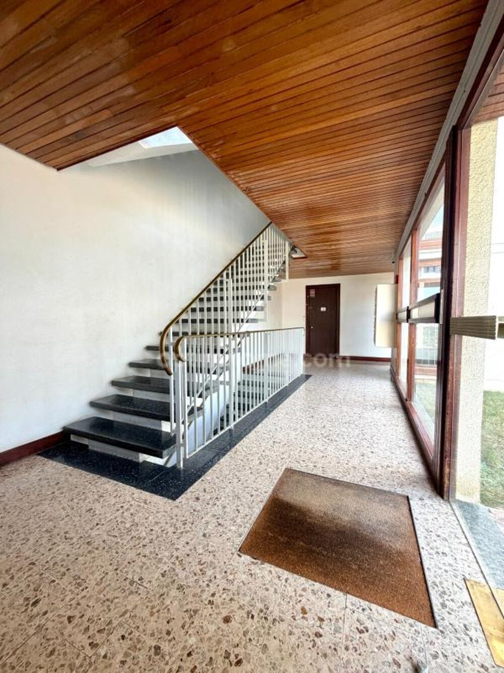 Appartement 4 pièces, 3 chambres / balcon / cave / parking / terrain de tennis