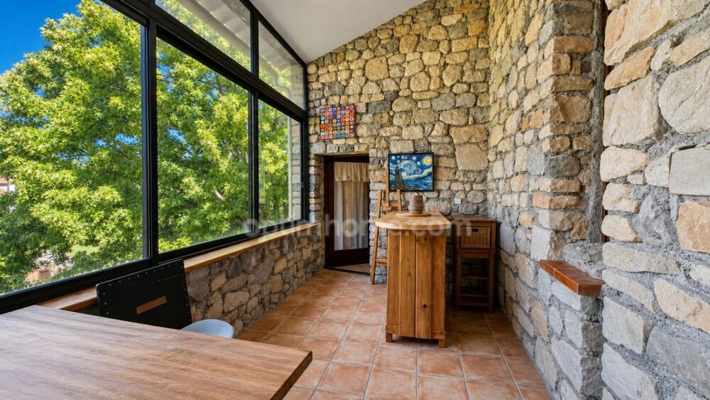 A Vendre Maison 237 m² double habitation possible et terrain arboré MEZEL (04)