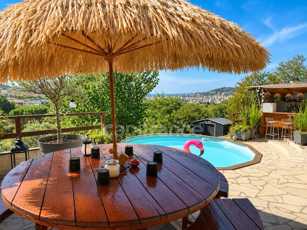 AJACCIO (Corse) Maison T3/T4 avec piscine et garage, vue mer