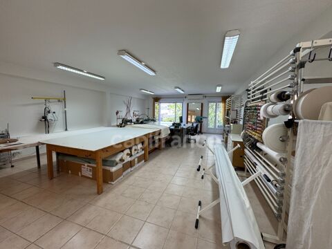   MURS GRAND LOCAL COMMERCIAL – professions libérales possibles – 164 m² – TERRASSE / 2 PARKINGS 