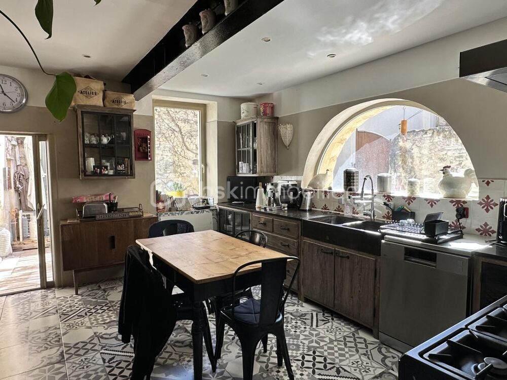 Grande maison en pierre avec bassin