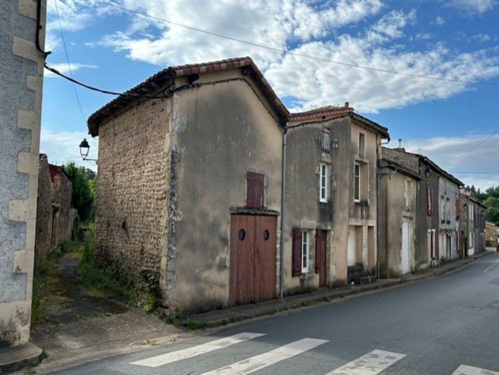 ENSEMBLE DE DEUX MAISONS DE VILLAGE A RESTAURER, COURETTE, GARAGE et JARDIN 785 m²