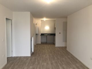  Appartement à louer 4 pièces 79 m²
