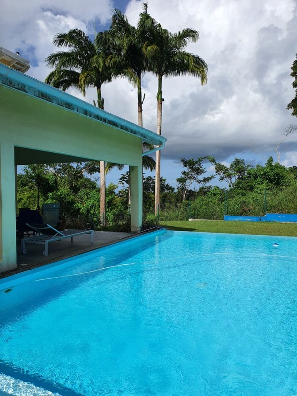 Vente Villa Spacieuse villa architecte P6 vue mer éloignée avec piscine sur 1200 m² de terrain arboré et clos Petit bourg