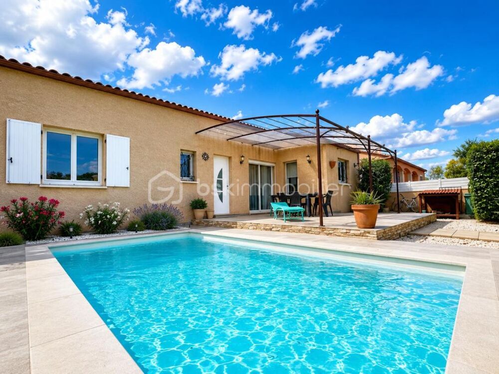 Dans une impasse maison de plain-pied avec 4 chambres et piscine