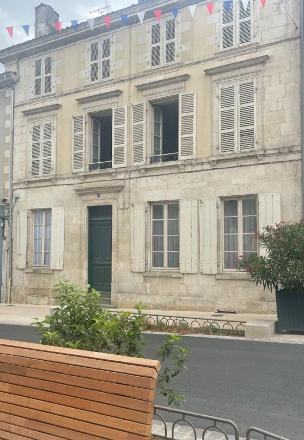 Grande maison de caractère, jardin, garages en hyper centre